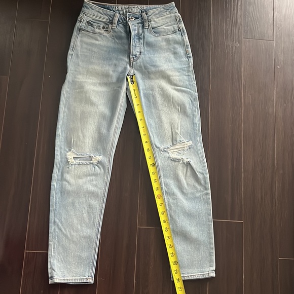 NWOT AMERICAN EAGLE Vintage hi-rise Light-wash Distressed Jeans (STRETCH) - Picture 4 of 10